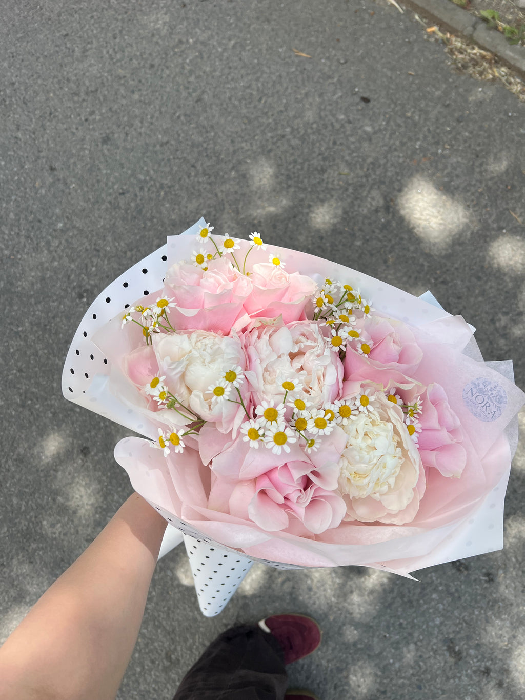Buchet cu bujori și trandafiri