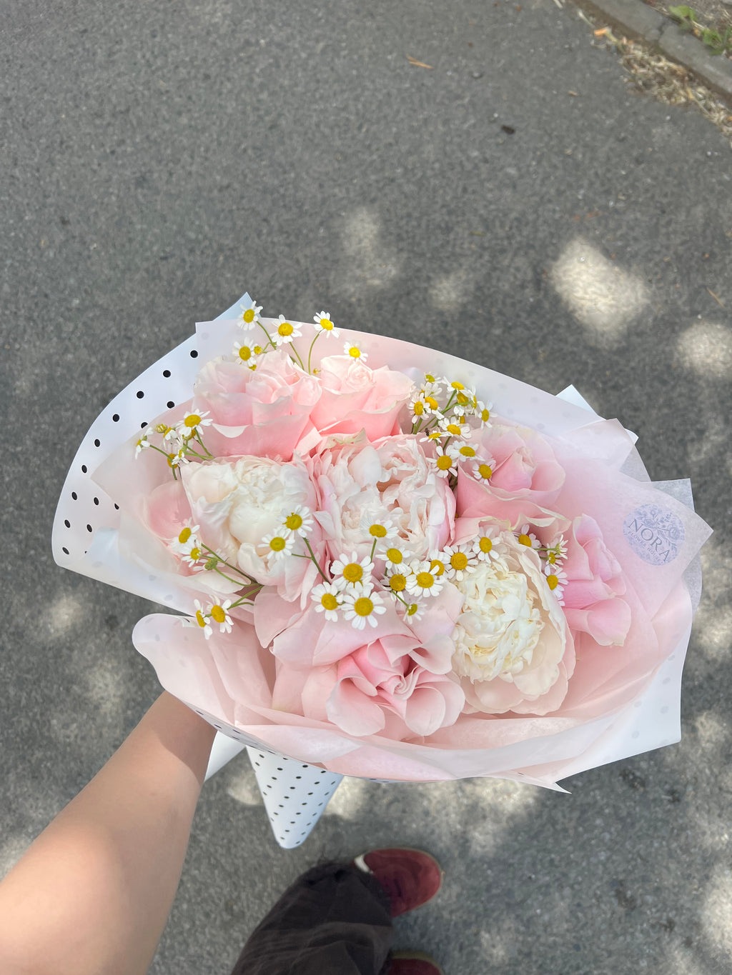 Buchet cu bujori și trandafiri